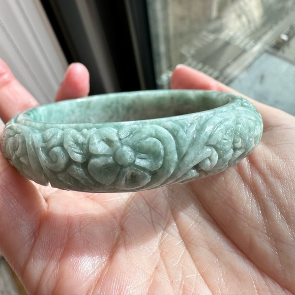 Jadeite Jade Engraved Flower Bangle Diameter 59 mm - Picture 5 of 14